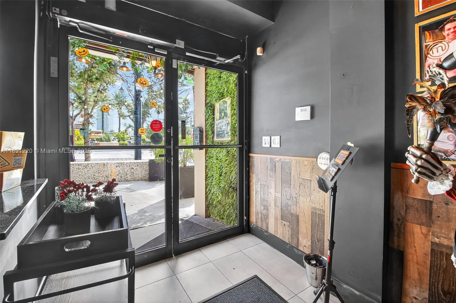 Turnkey Restaurant For Sale in Miami Beach