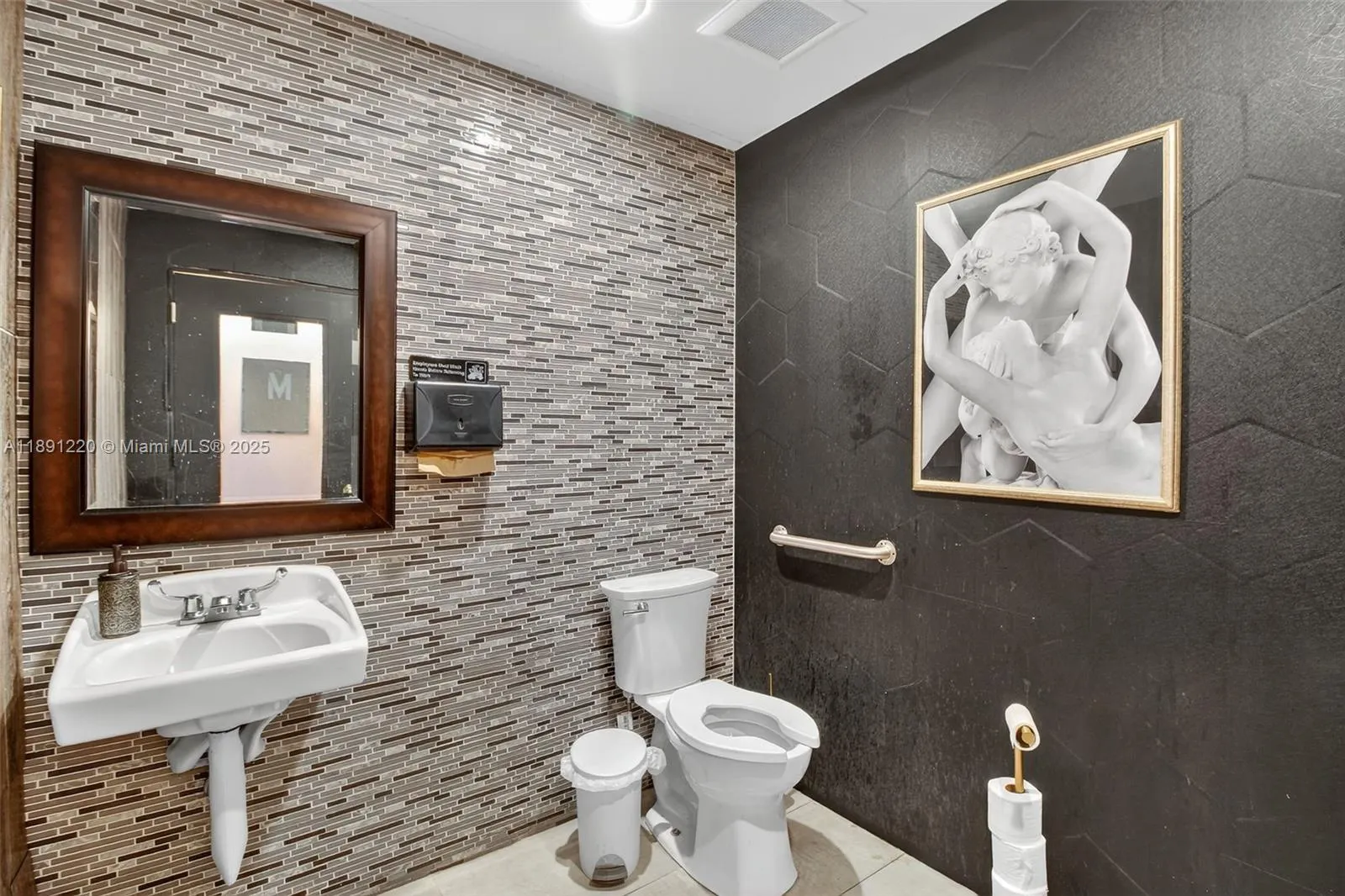 Turnkey Restaurant For Sale in Miami Beach