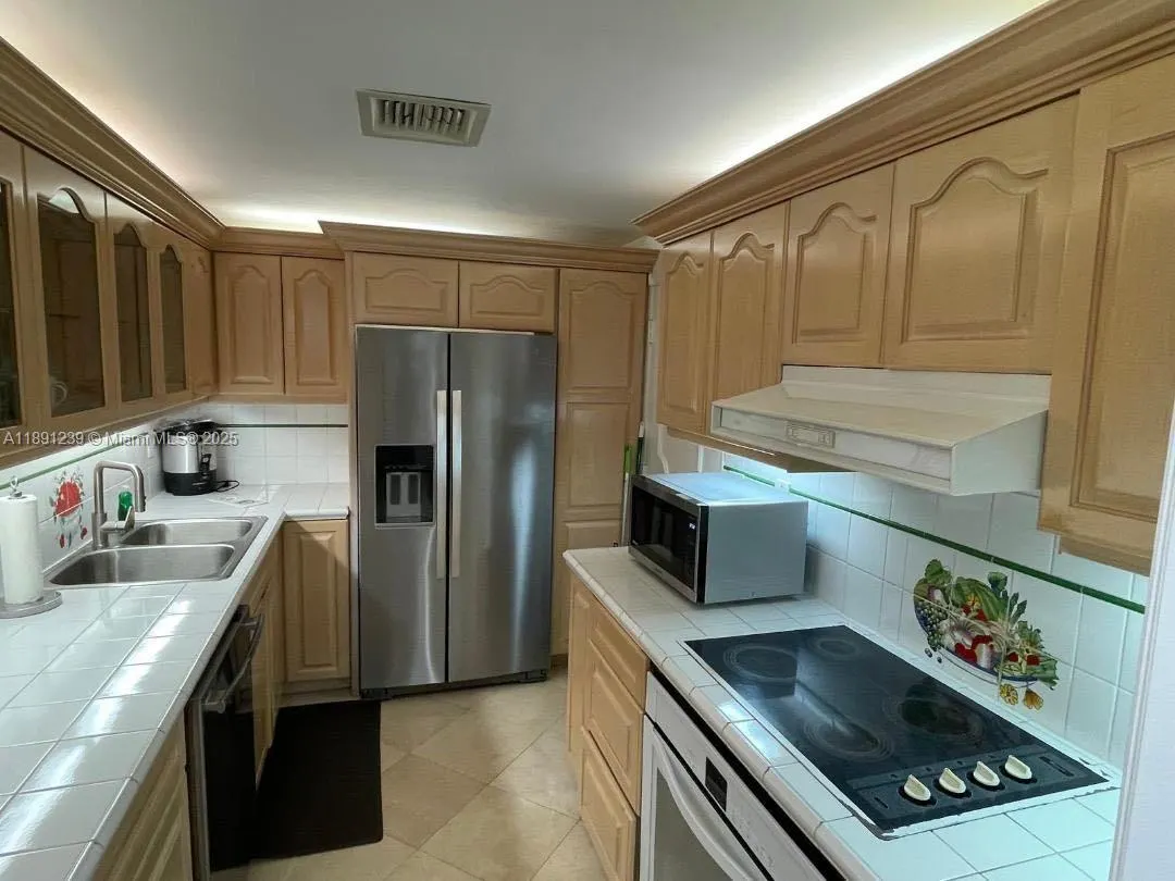 5005 Collins Ave, #411