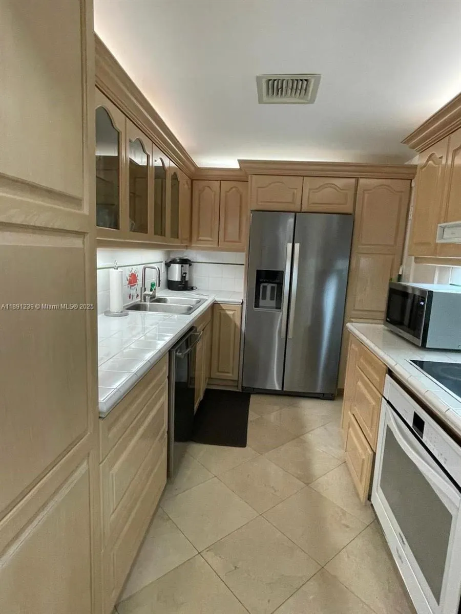 5005 Collins Ave, #411