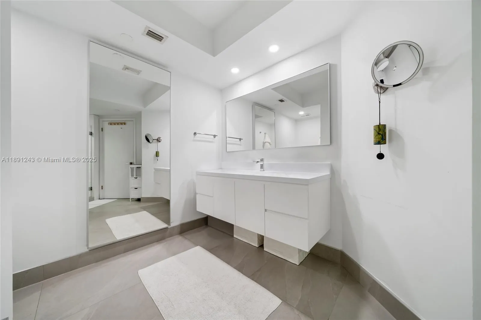 20185 E Country Club Dr, #1402
