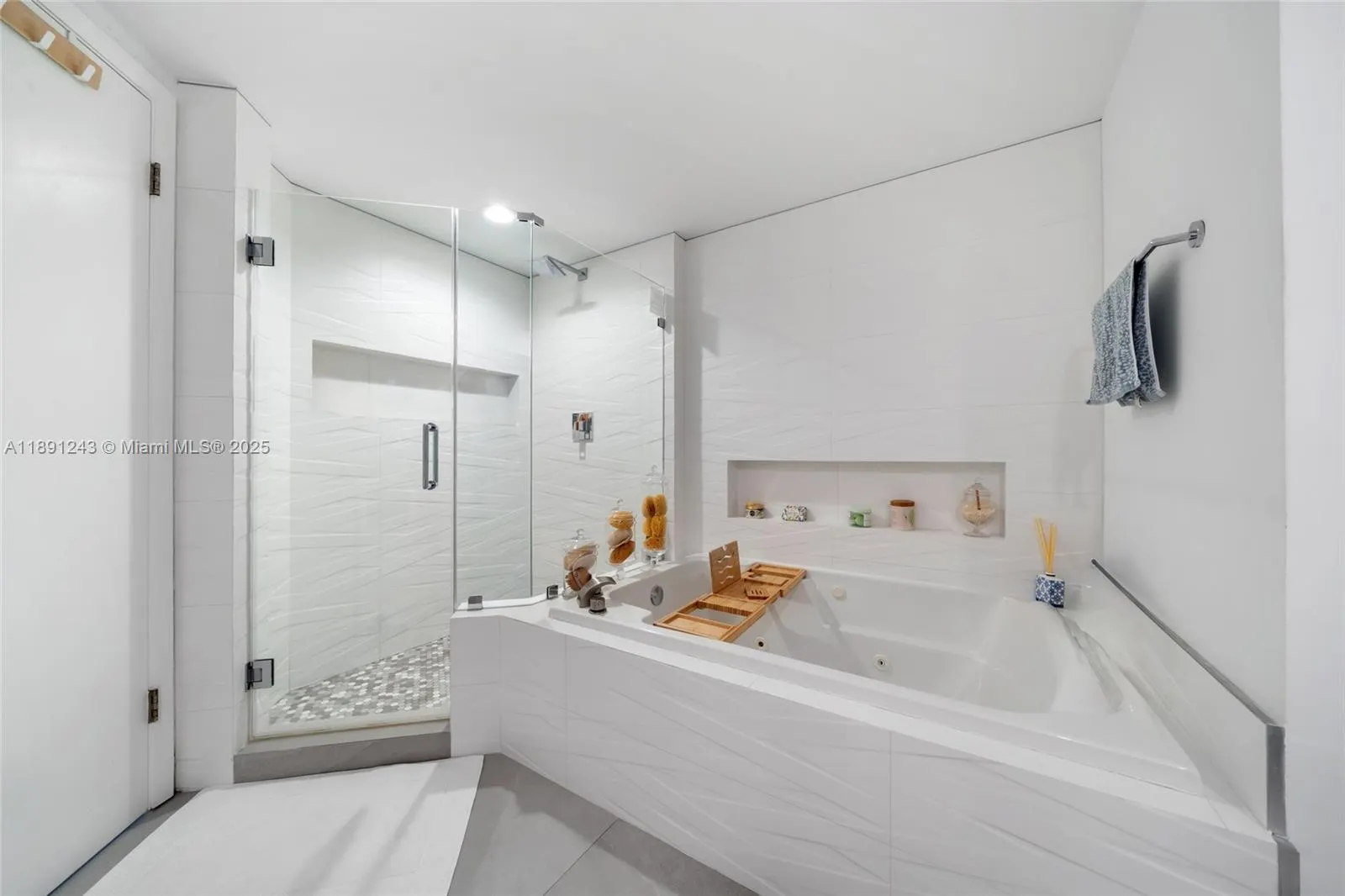 20185 E Country Club Dr, #1402