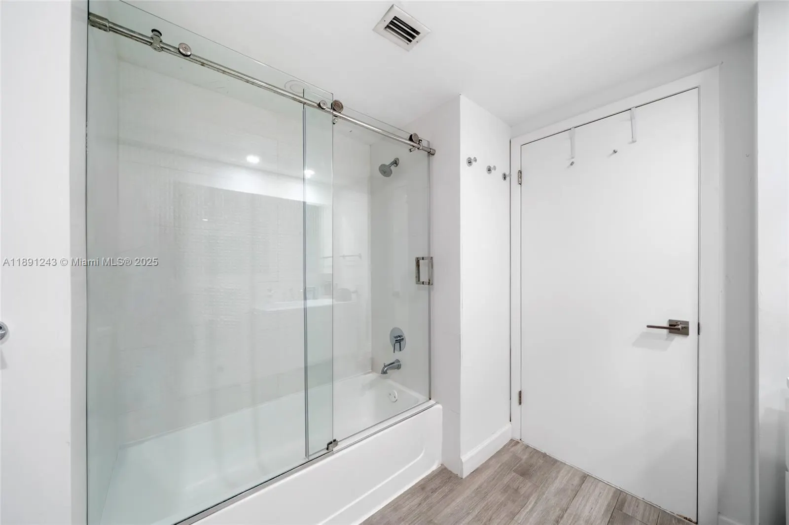 20185 E Country Club Dr, #1402