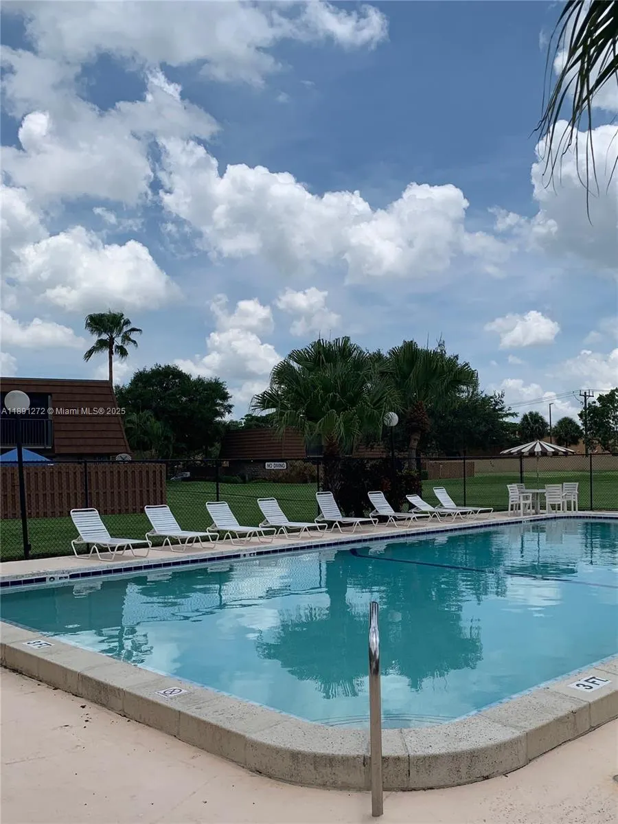 2561 Camelot Ct