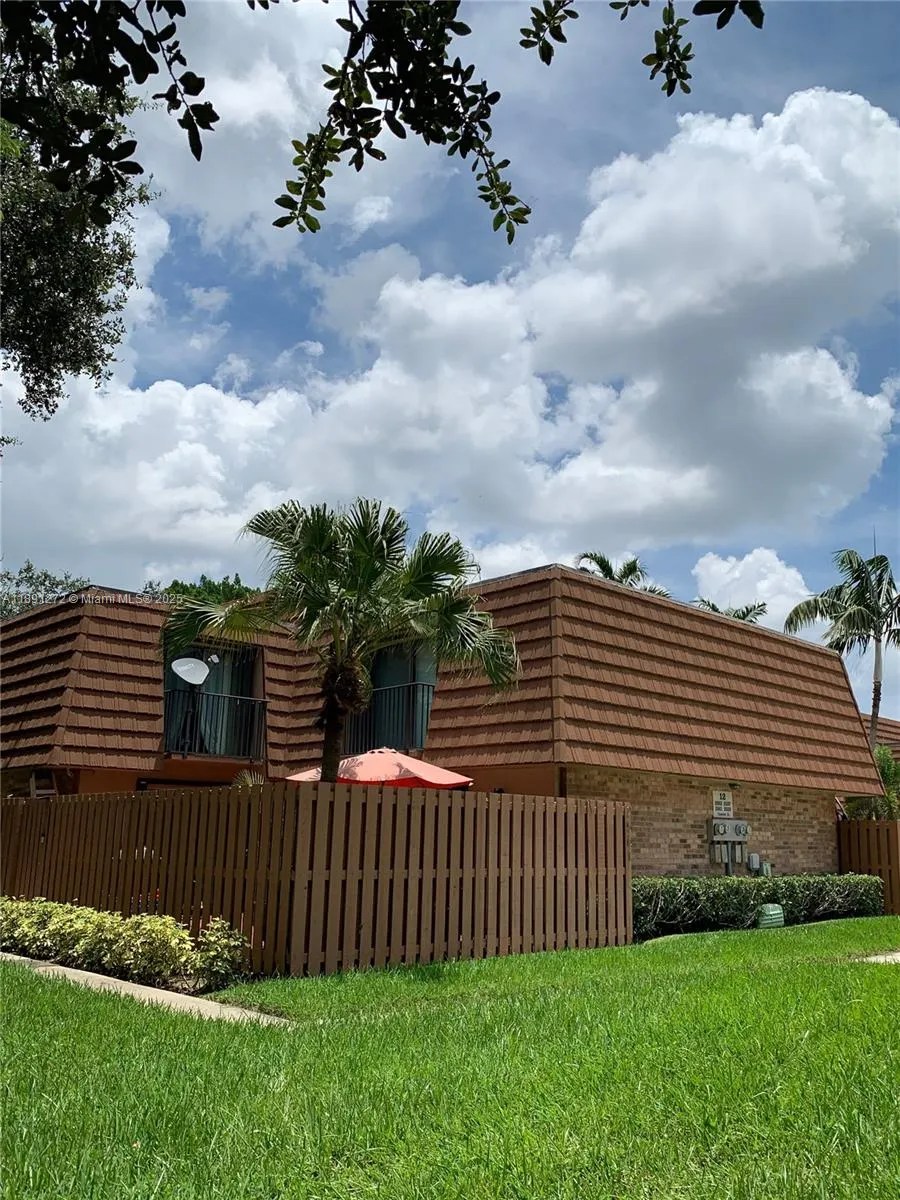 2561 Camelot Ct