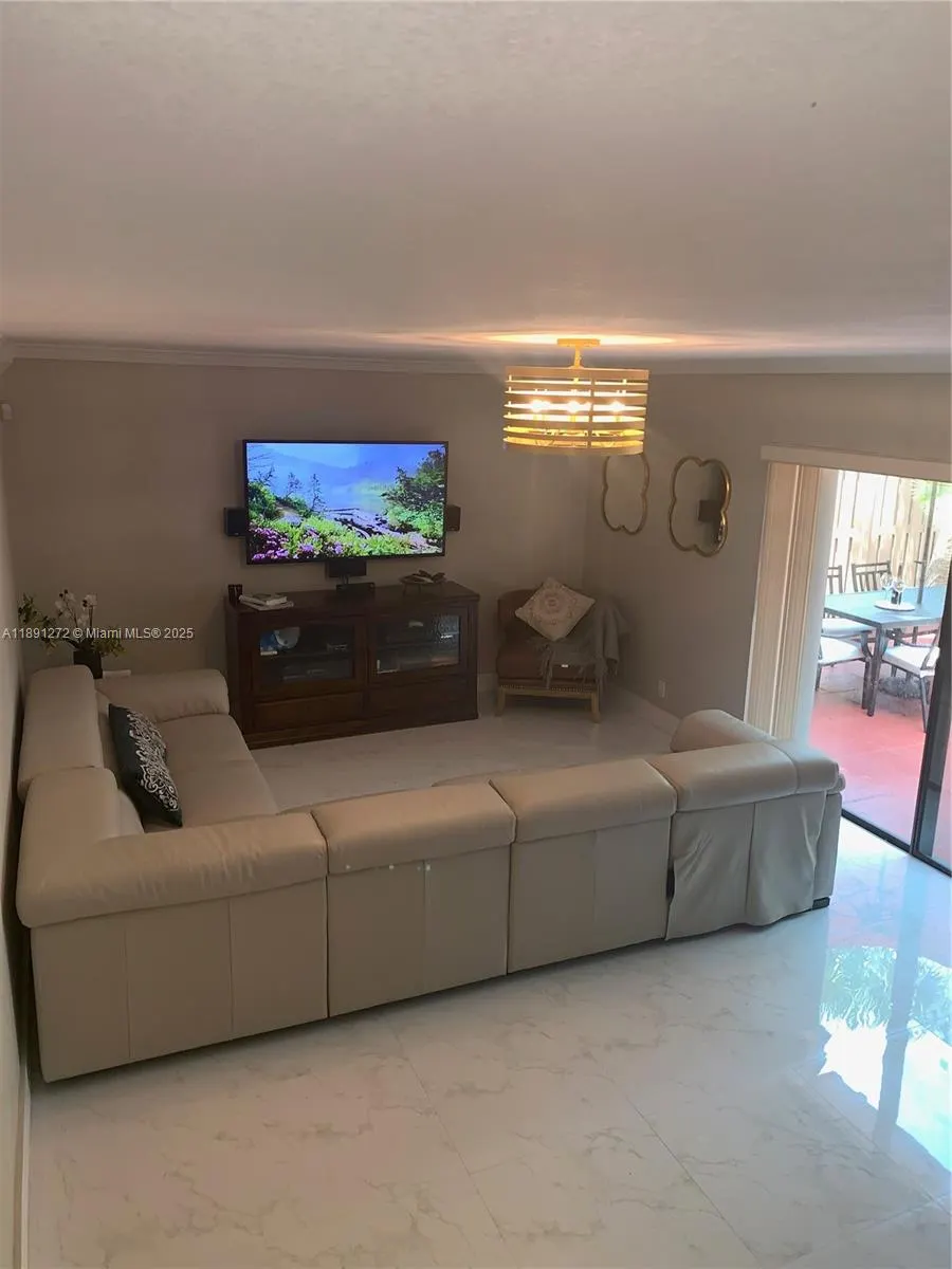 2561 Camelot Ct