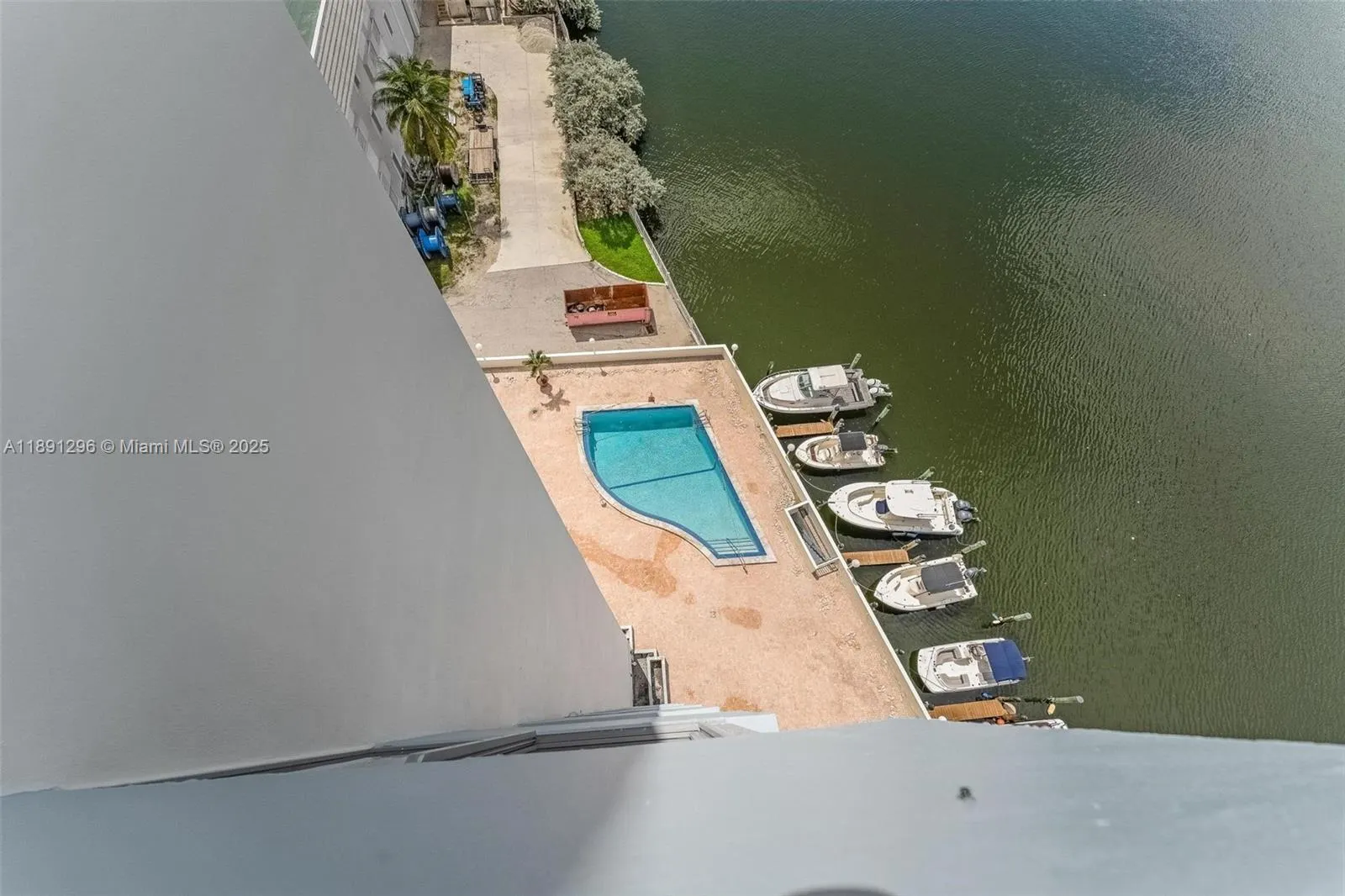 5838 Collins Ave, #11B