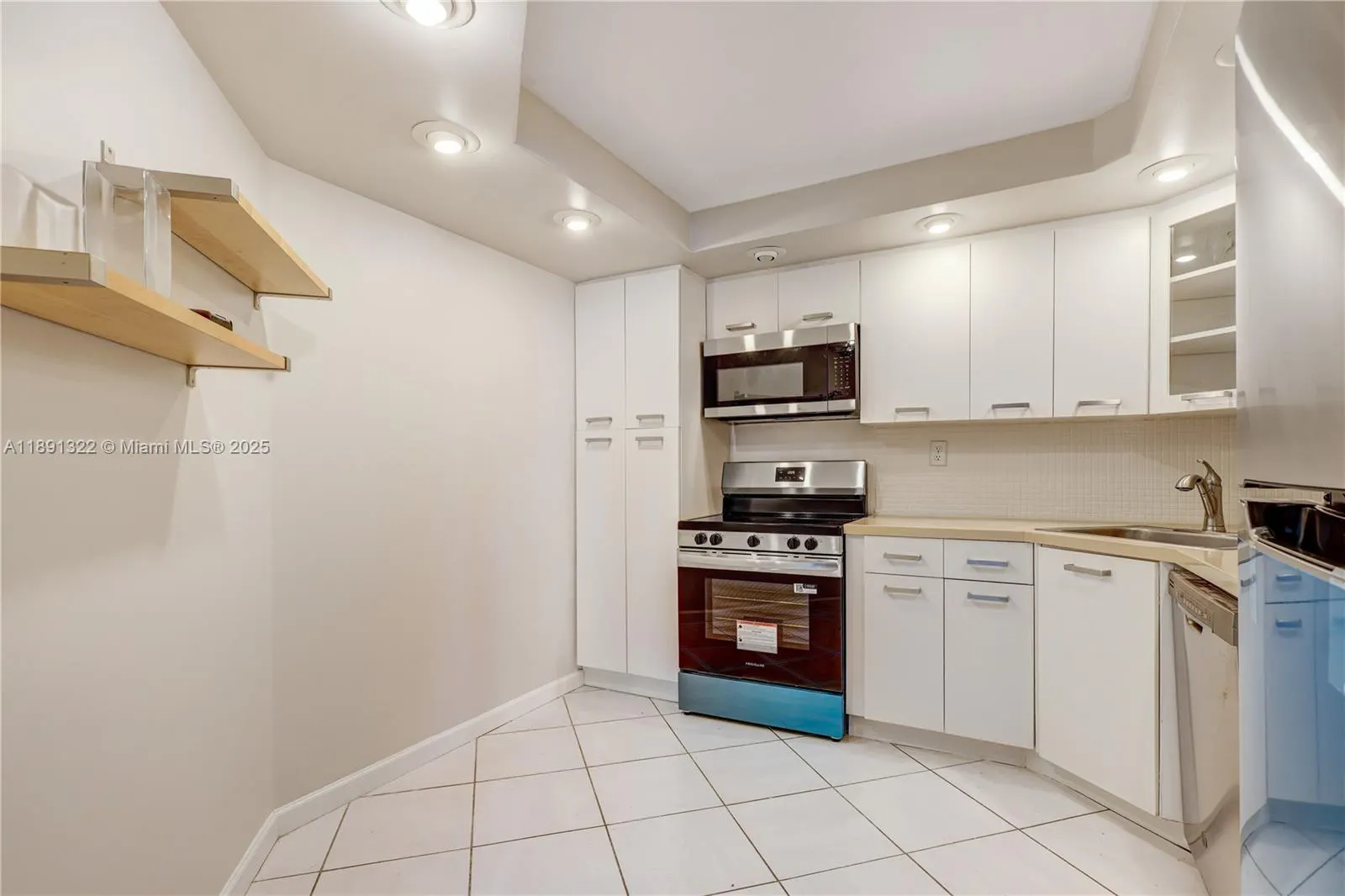 2750 NE 183rd St, #607