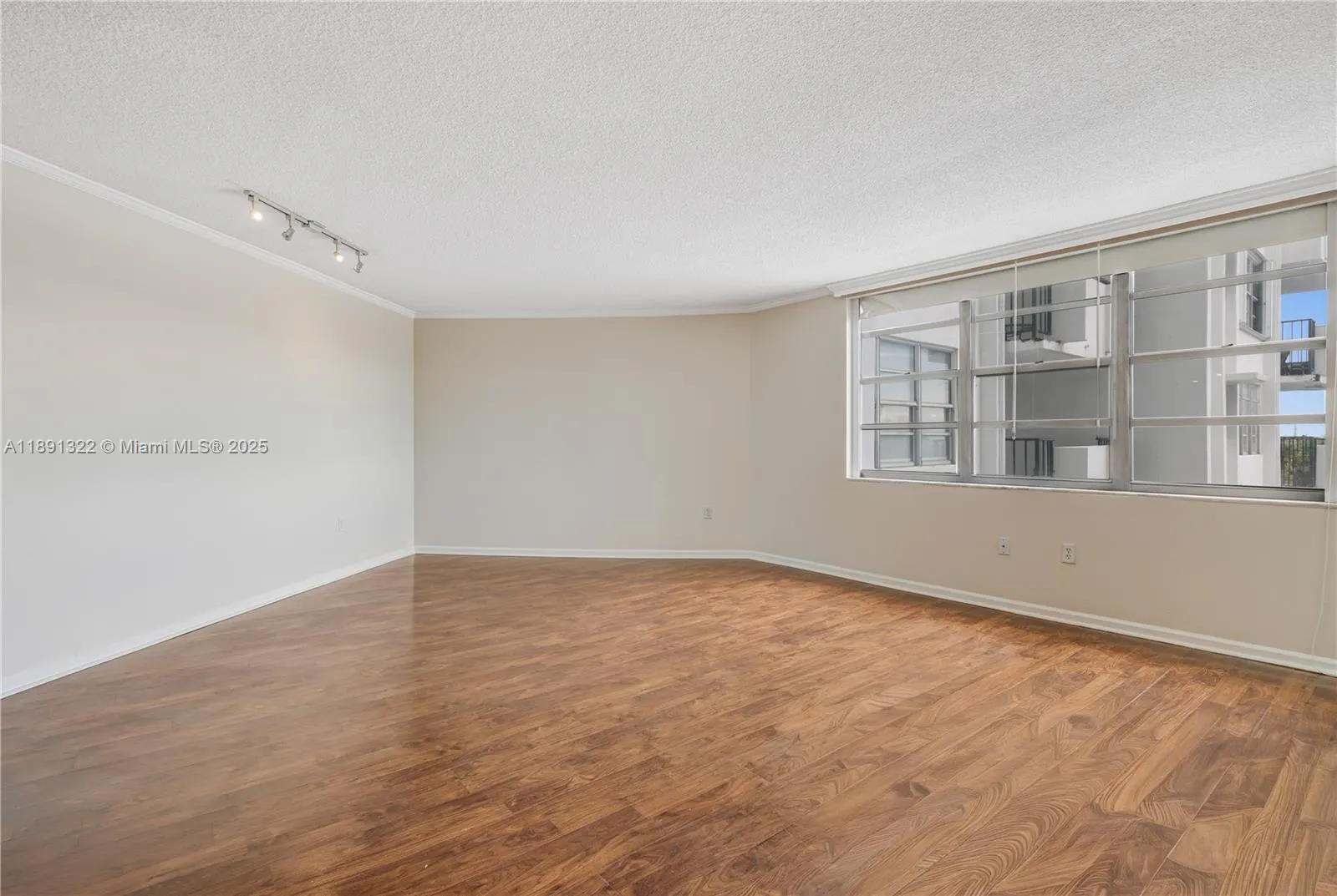 2750 NE 183rd St, #607