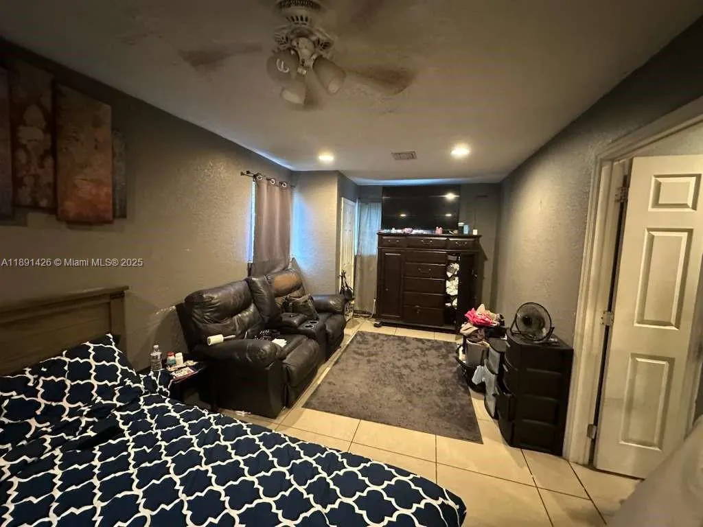 4411 NW 34th St