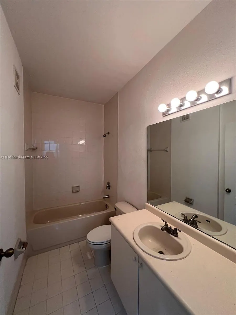 1666 SE 27th Ct, #106