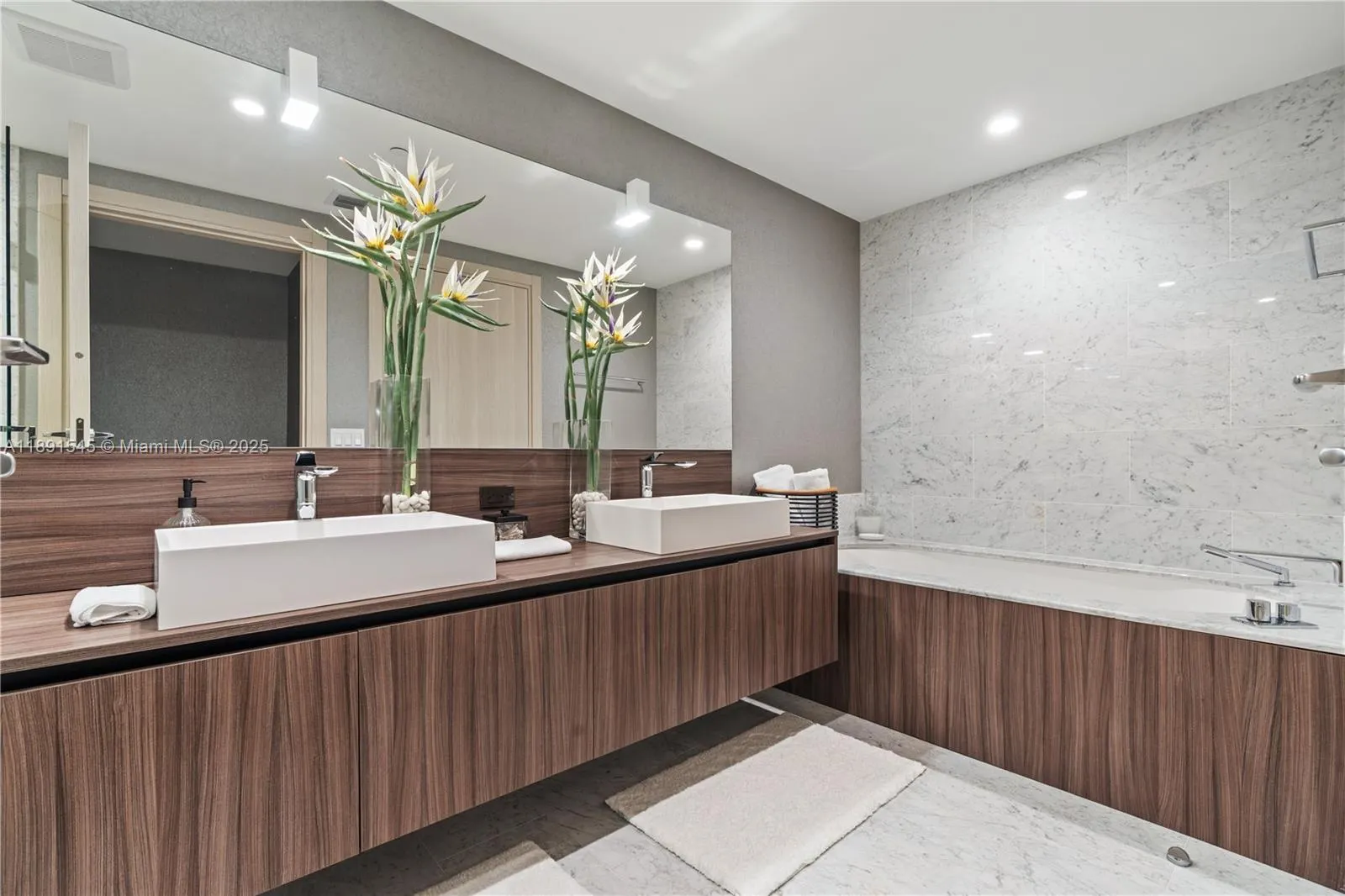 1000 Brickell Plz, #3401