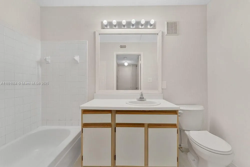 2321 NW 33rd St, #215