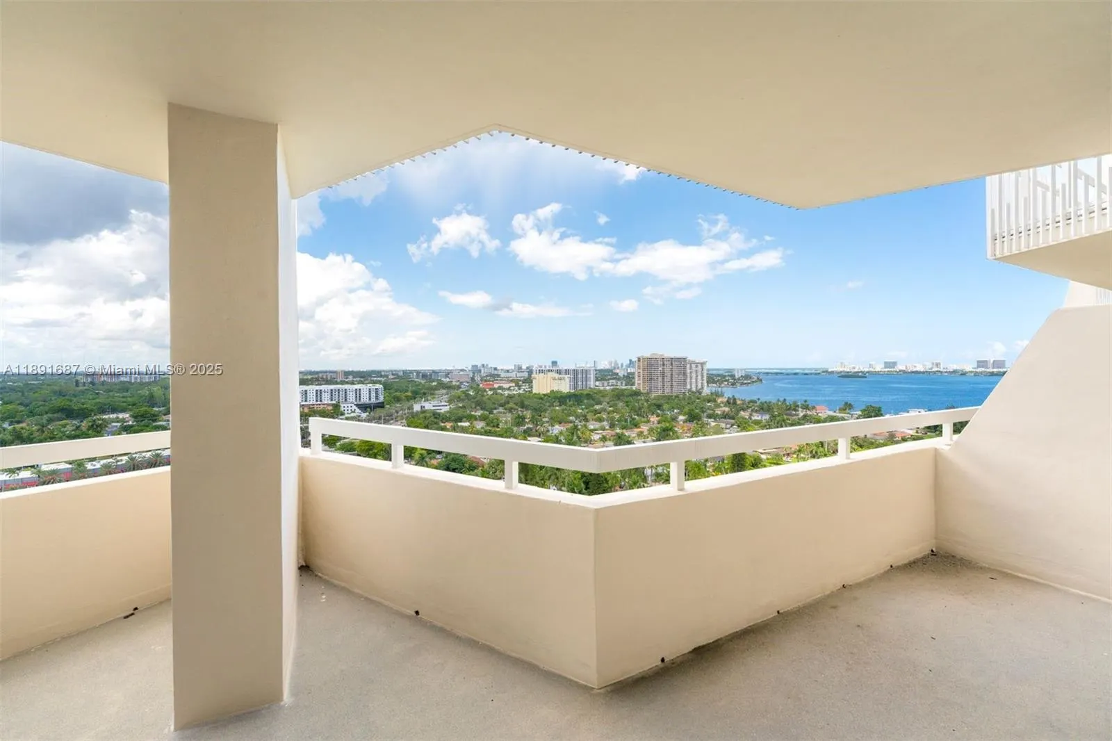 1000 Quayside Ter, #PH9
