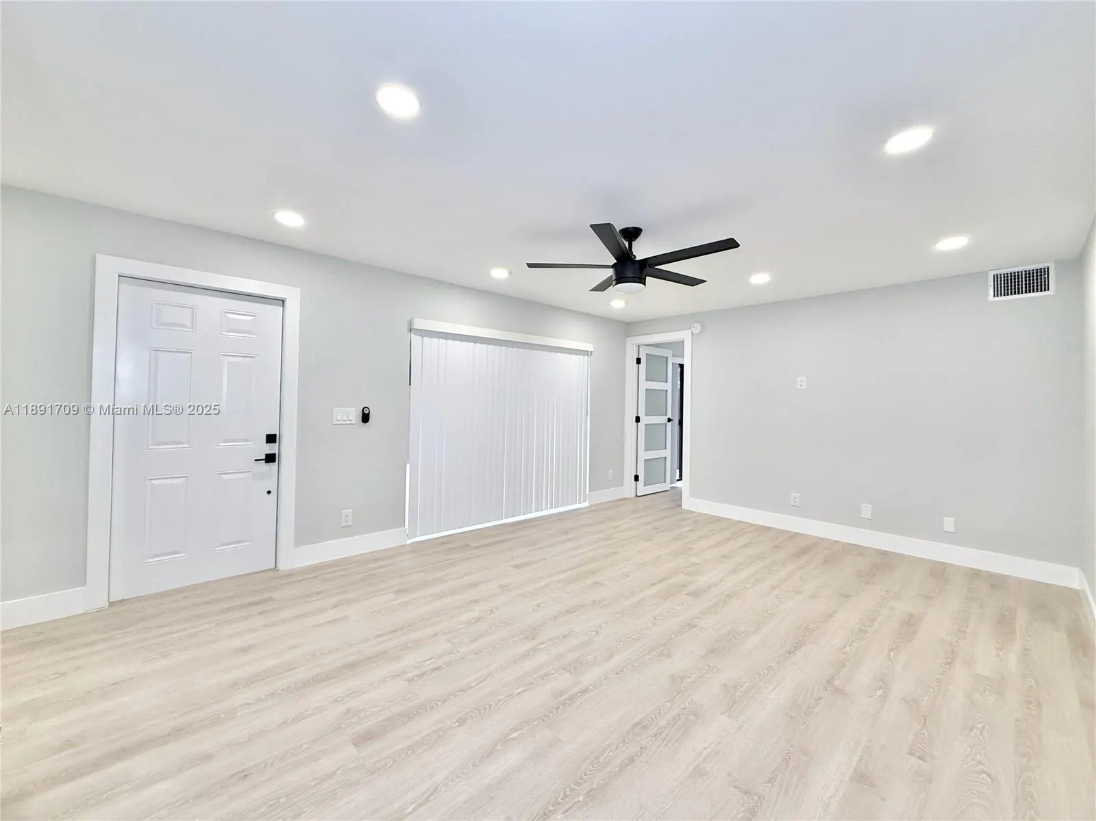 8429 N Coral Cir