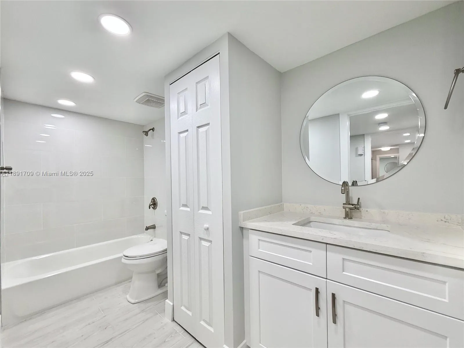 8429 N Coral Cir