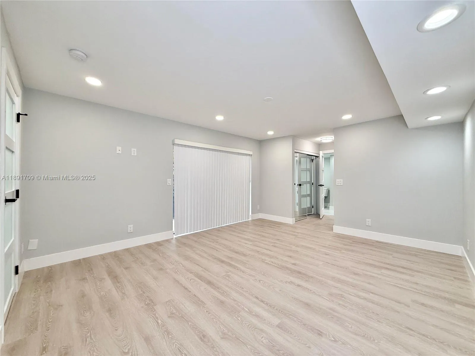 8429 N Coral Cir