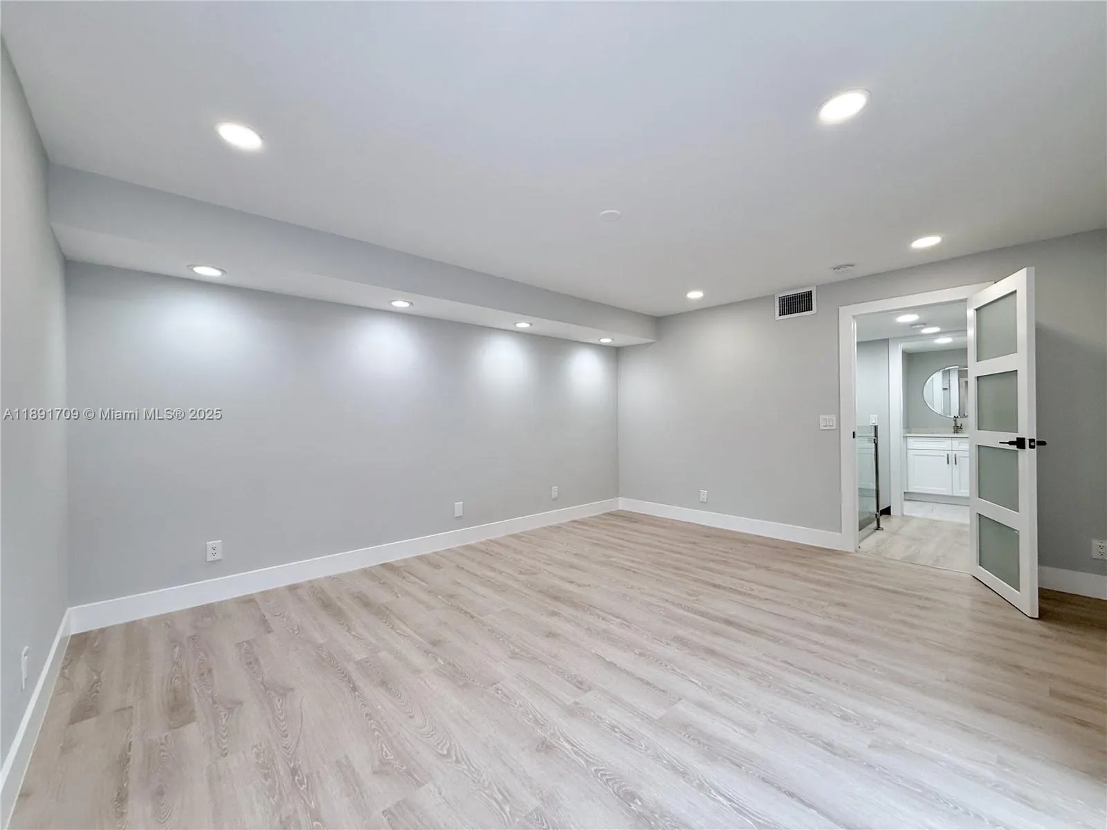 8429 N Coral Cir