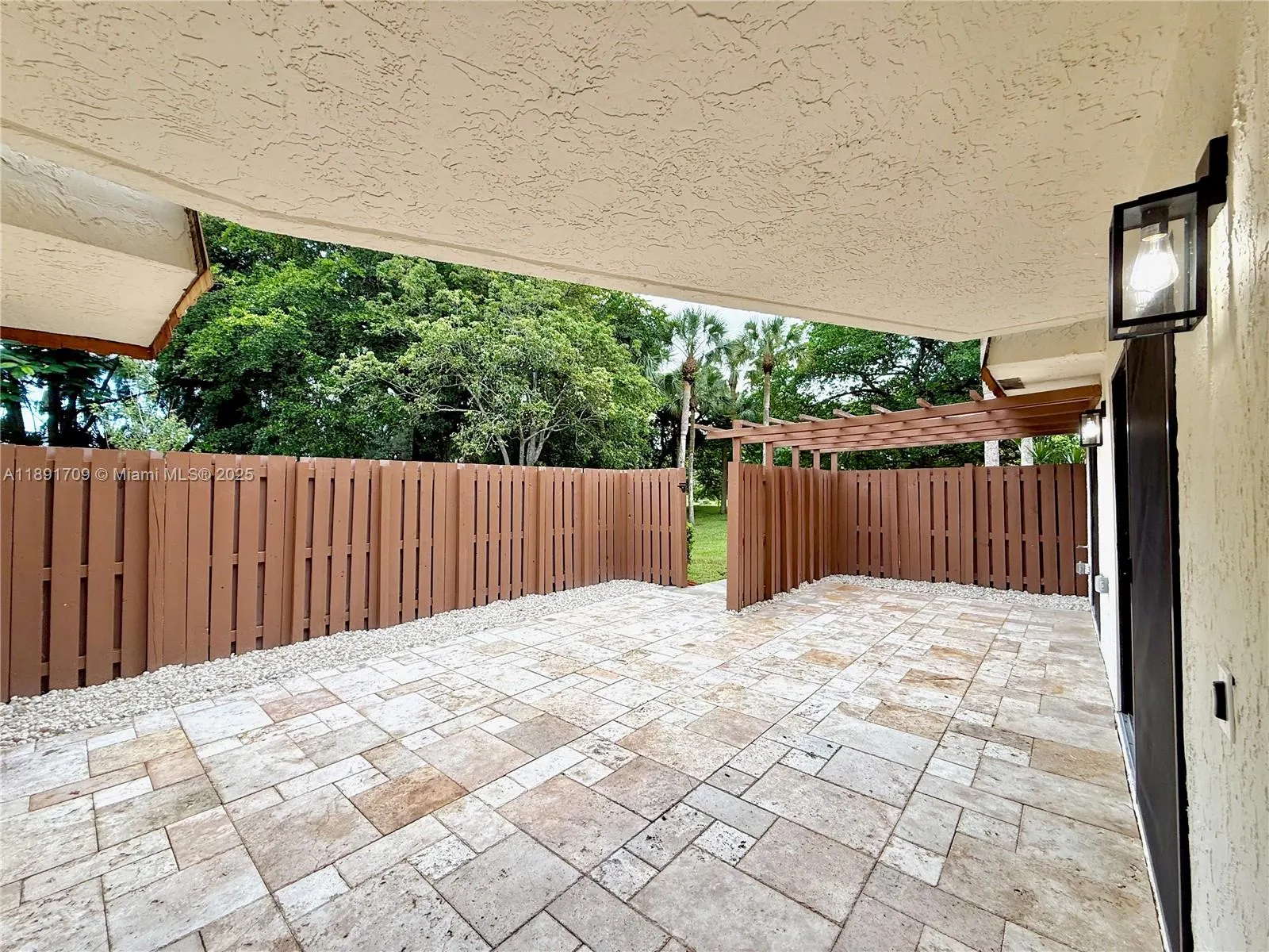 8429 N Coral Cir