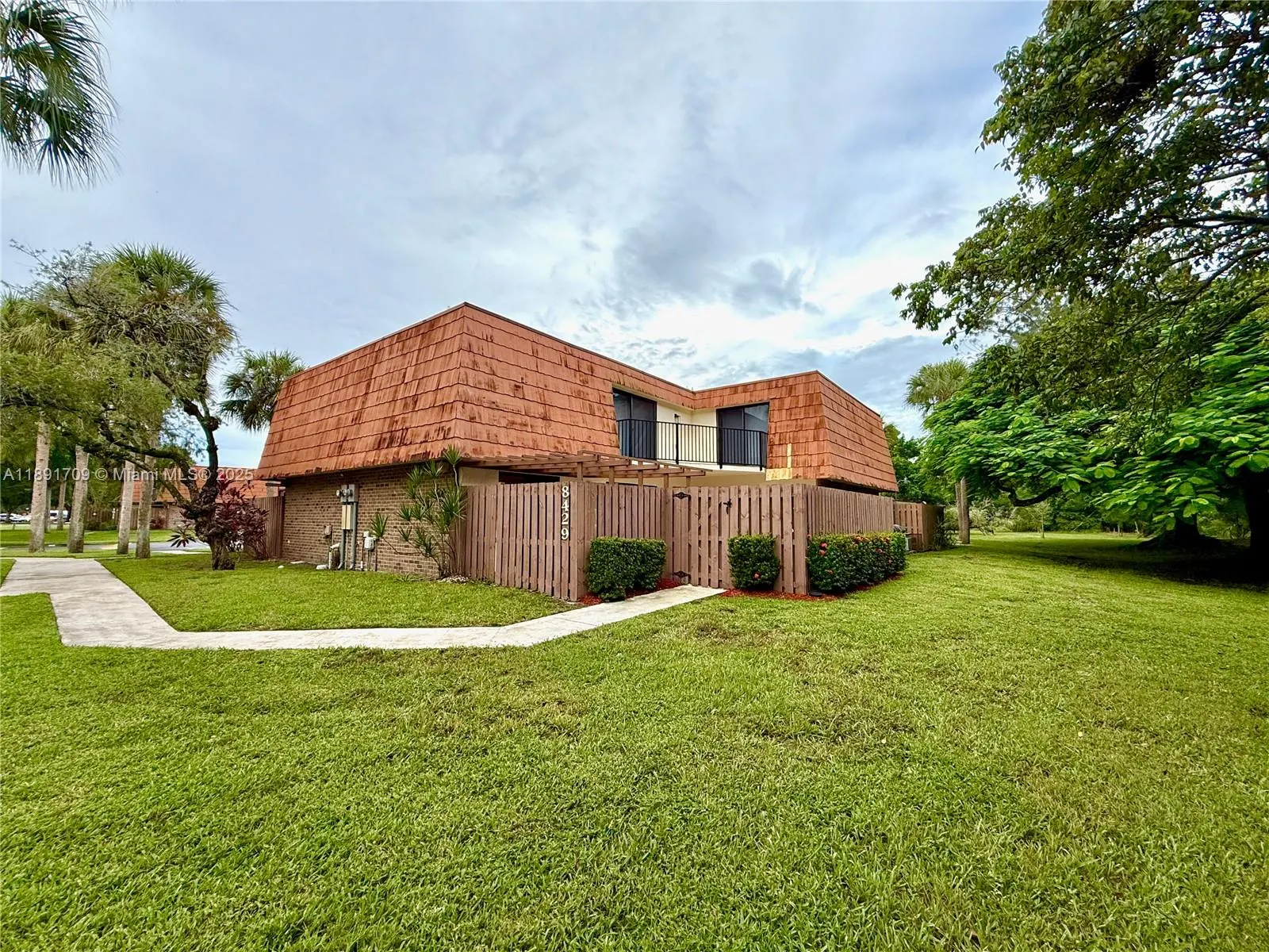 8429 N Coral Cir