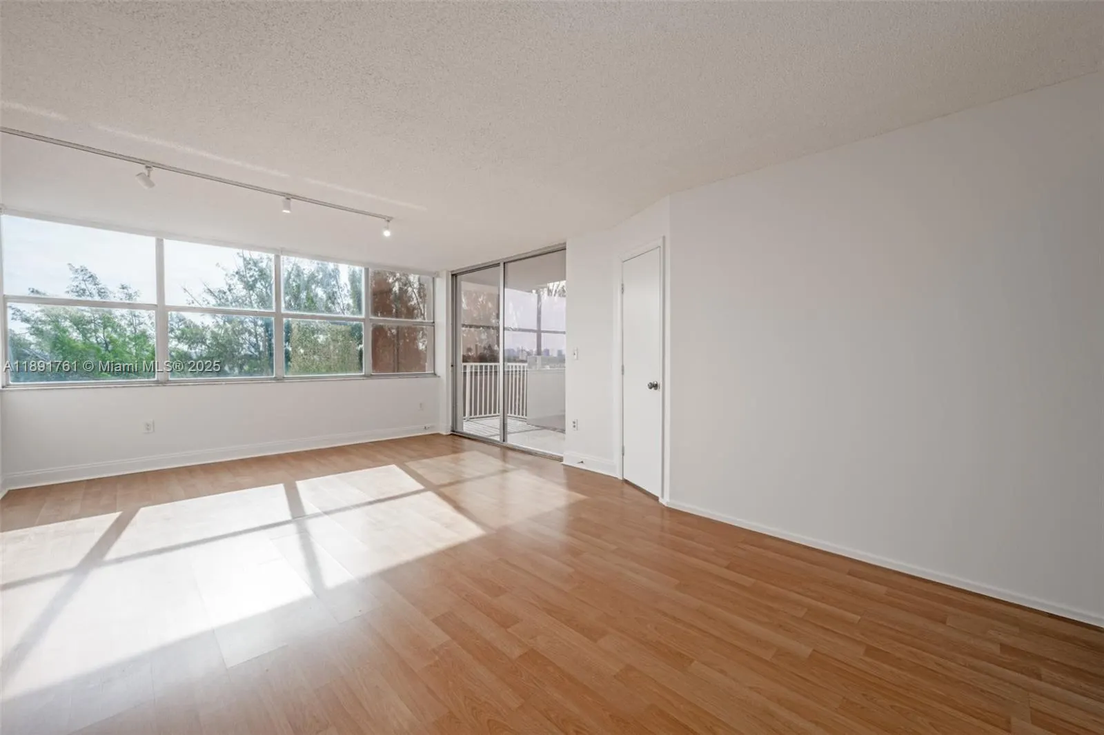 1300 NE Miami Gardens Dr, #820E