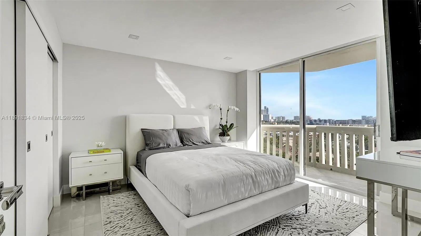 1000 Island Blvd, #1004