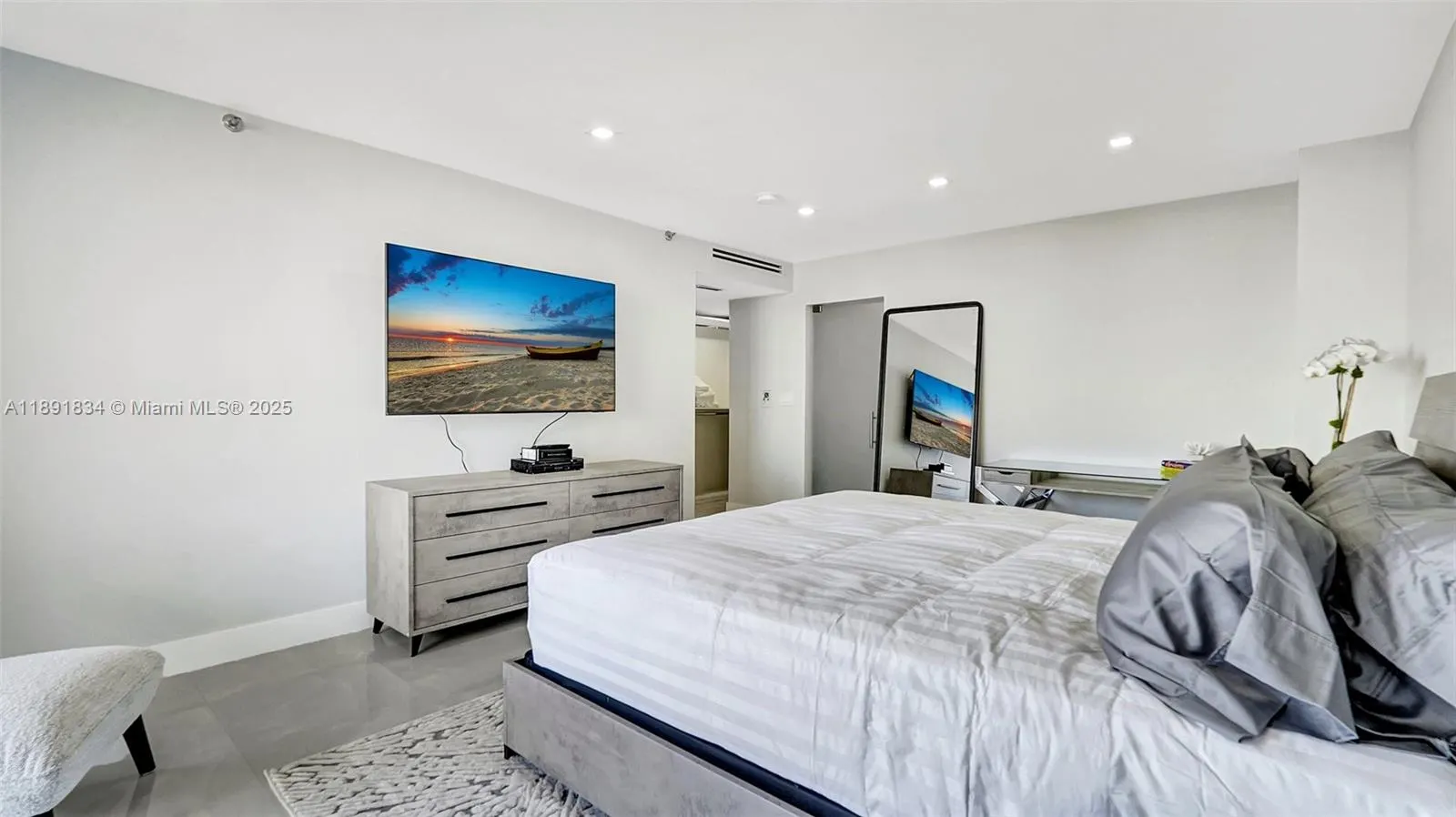 1000 Island Blvd, #1004