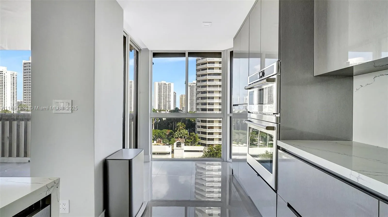1000 Island Blvd, #1004