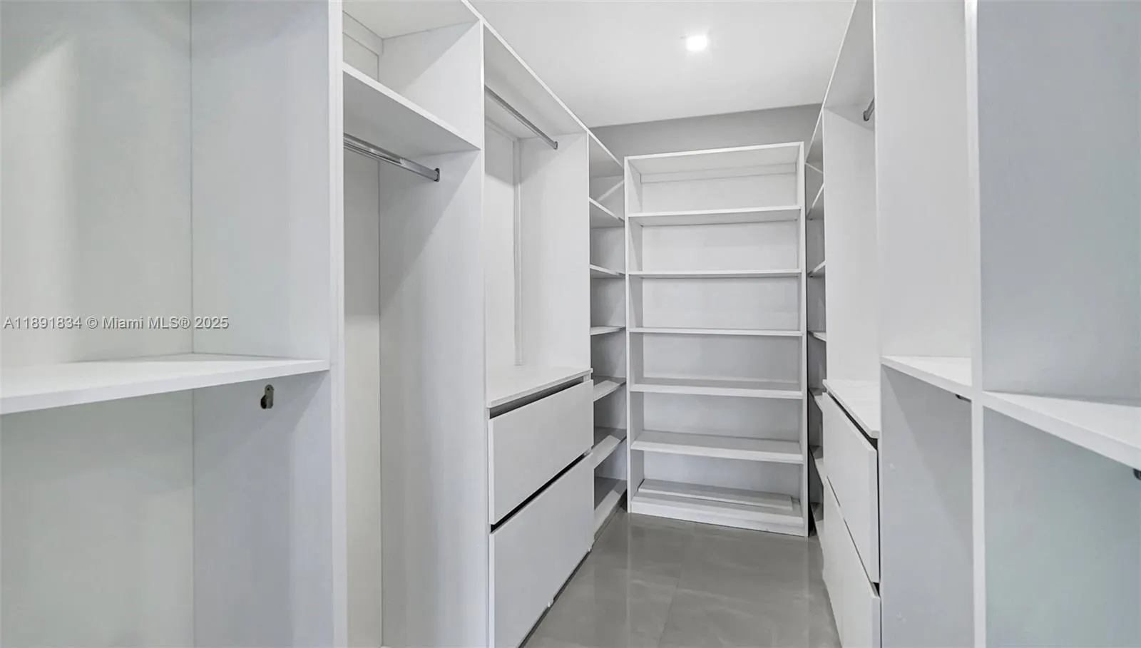 1000 Island Blvd, #1004