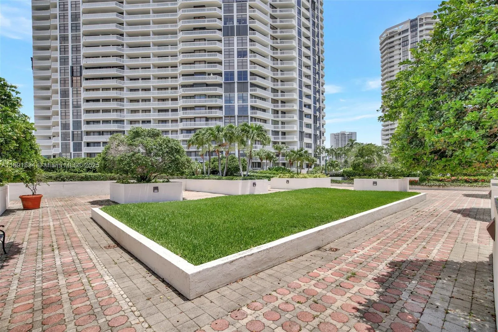 1000 Island Blvd, #1004