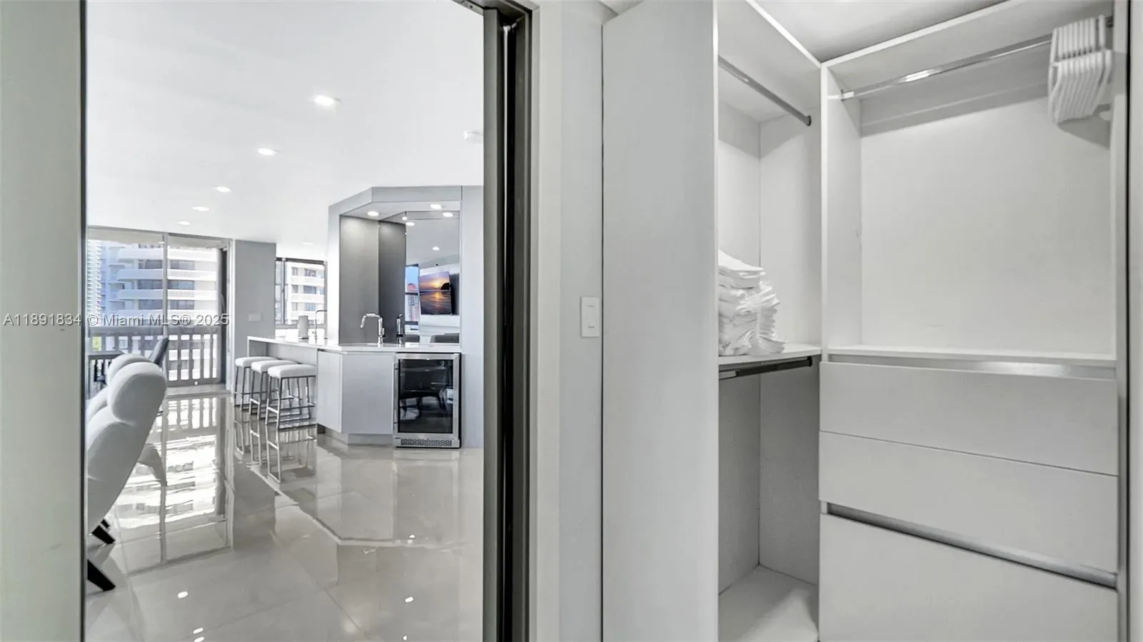 1000 Island Blvd, #1004