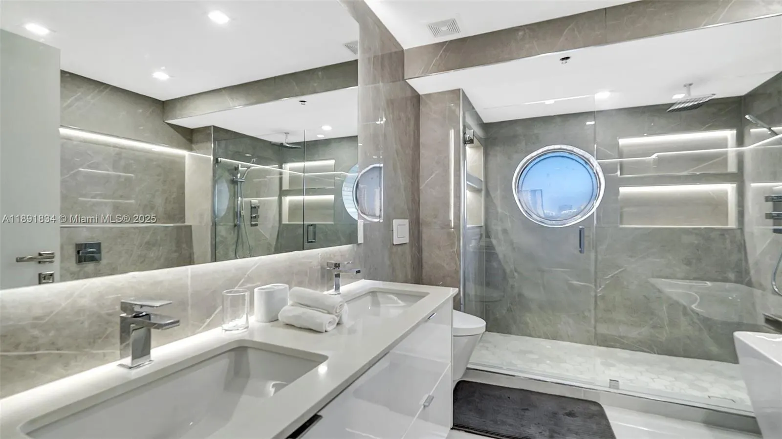 1000 Island Blvd, #1004