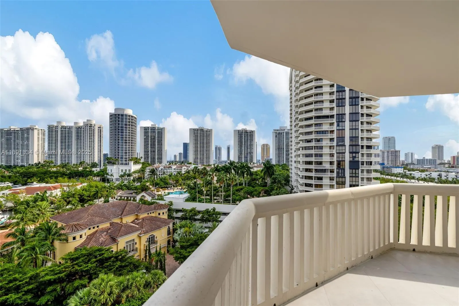 1000 Island Blvd, #1004
