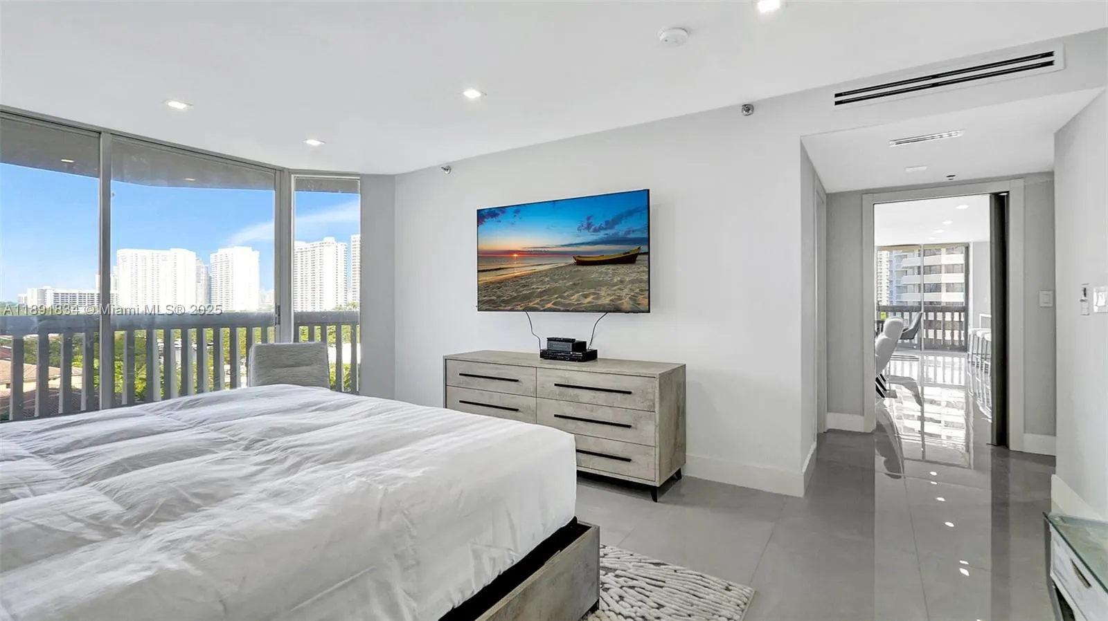 1000 Island Blvd, #1004