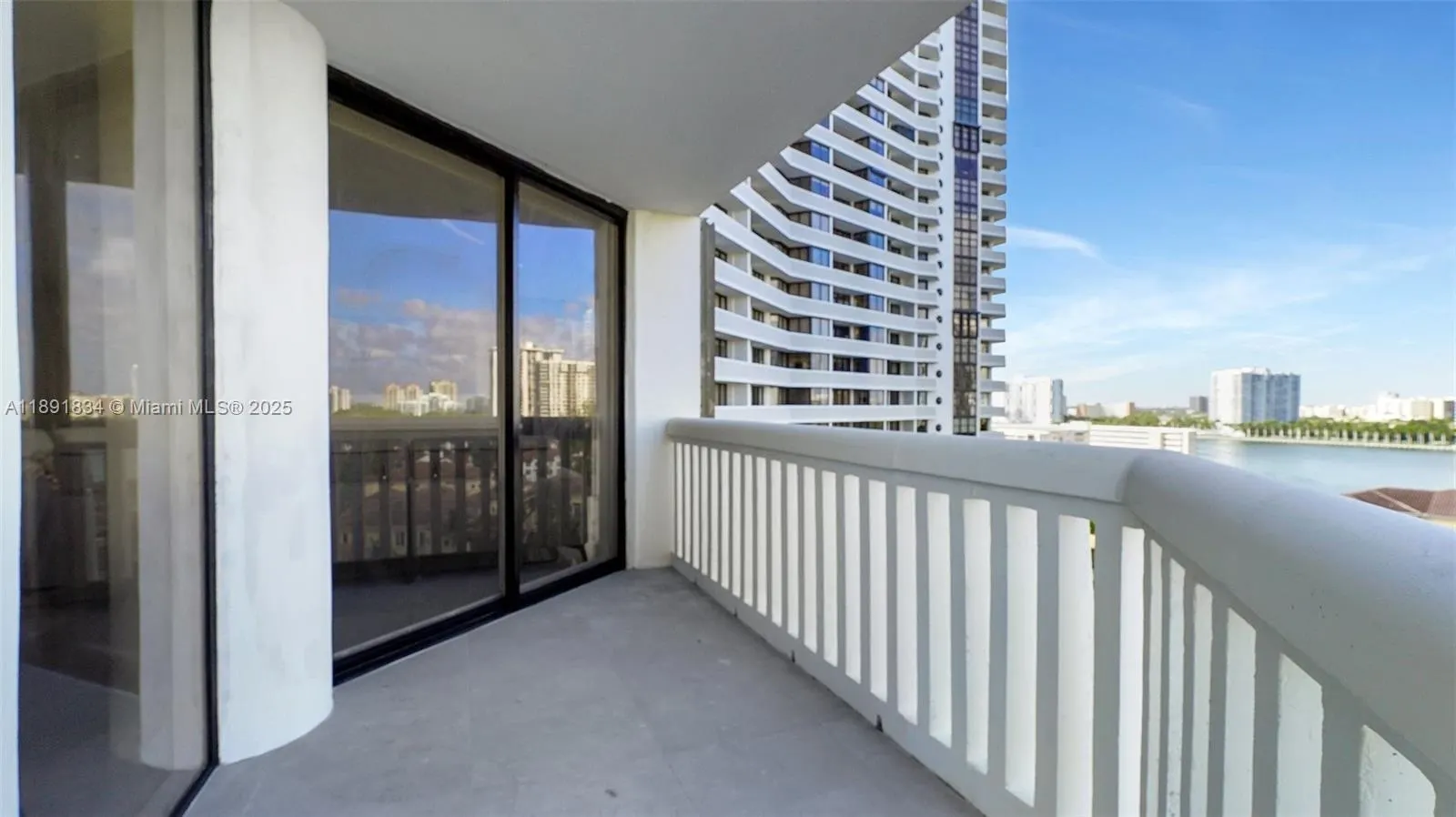 1000 Island Blvd, #1004