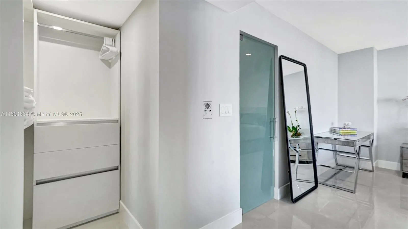 1000 Island Blvd, #1004