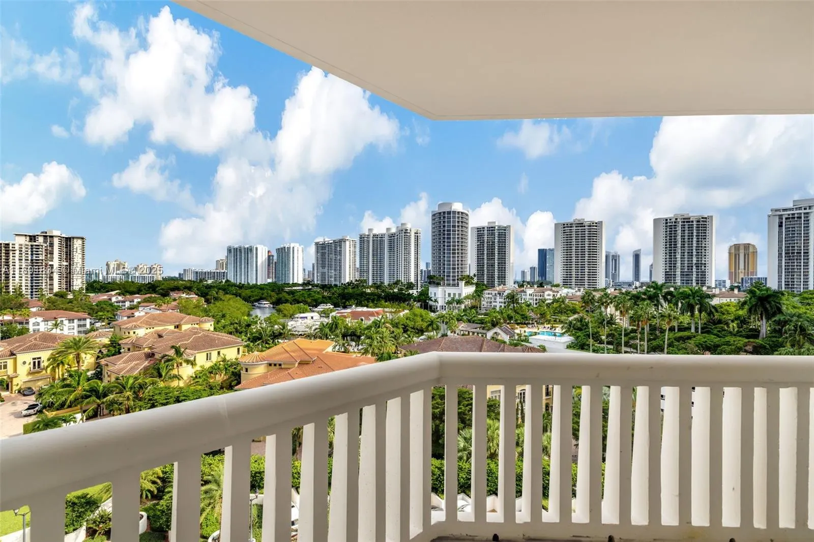 1000 Island Blvd, #1004