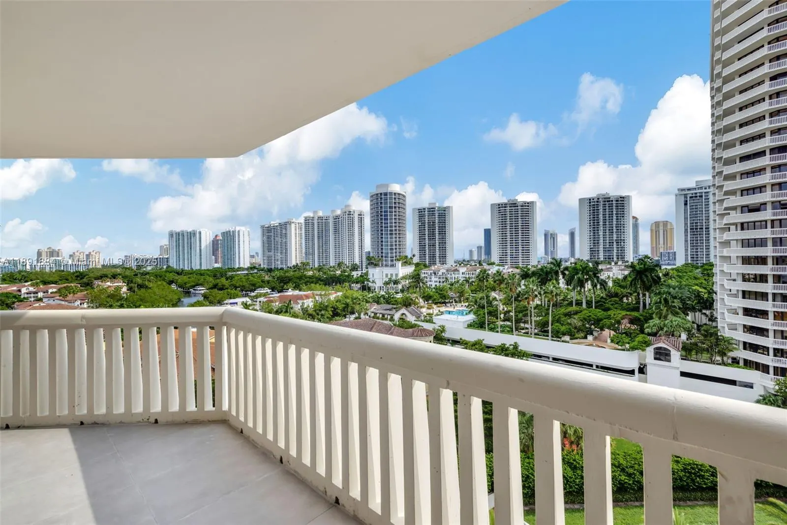 1000 Island Blvd, #1004