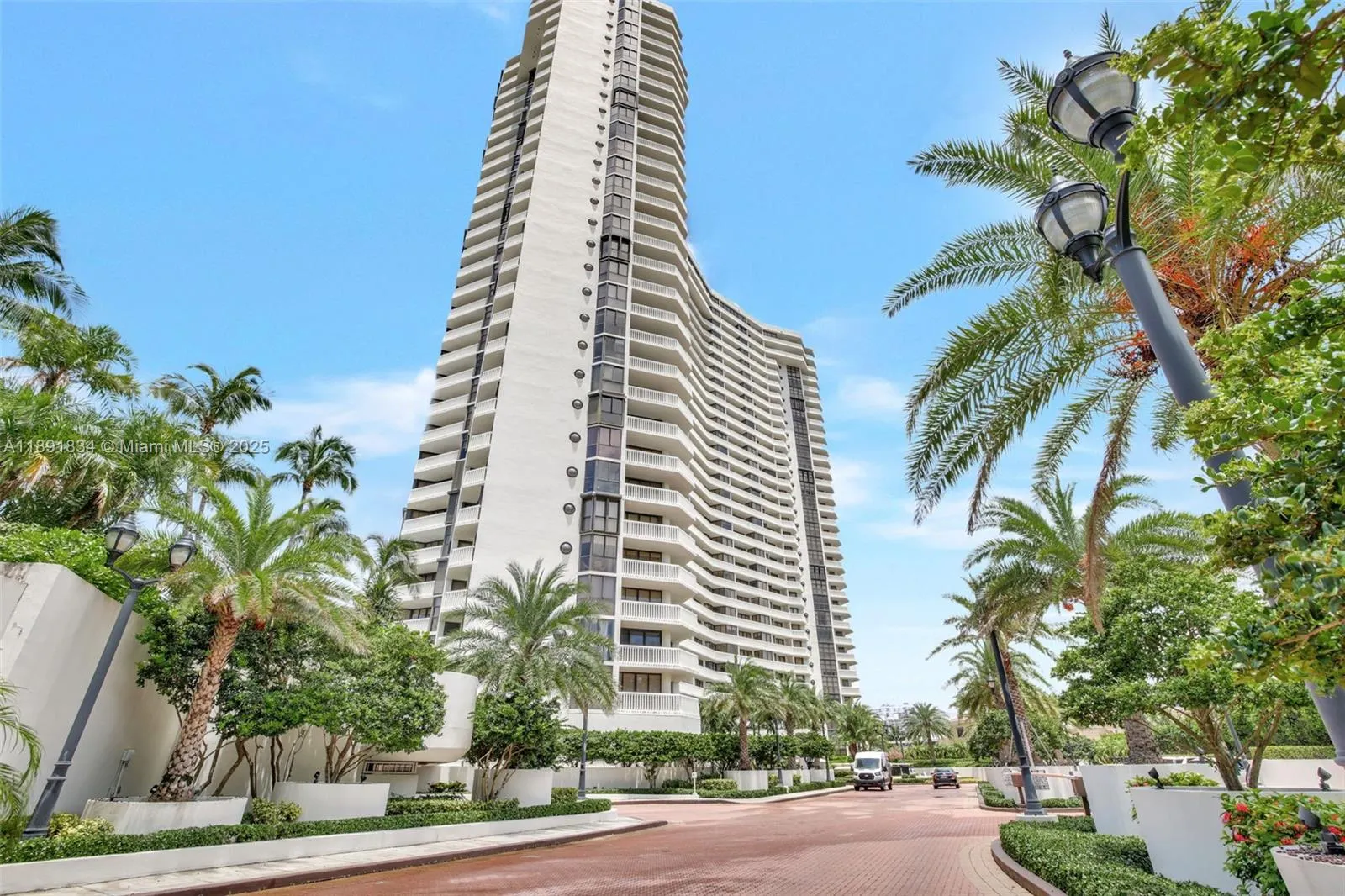 1000 Island Blvd, #1004