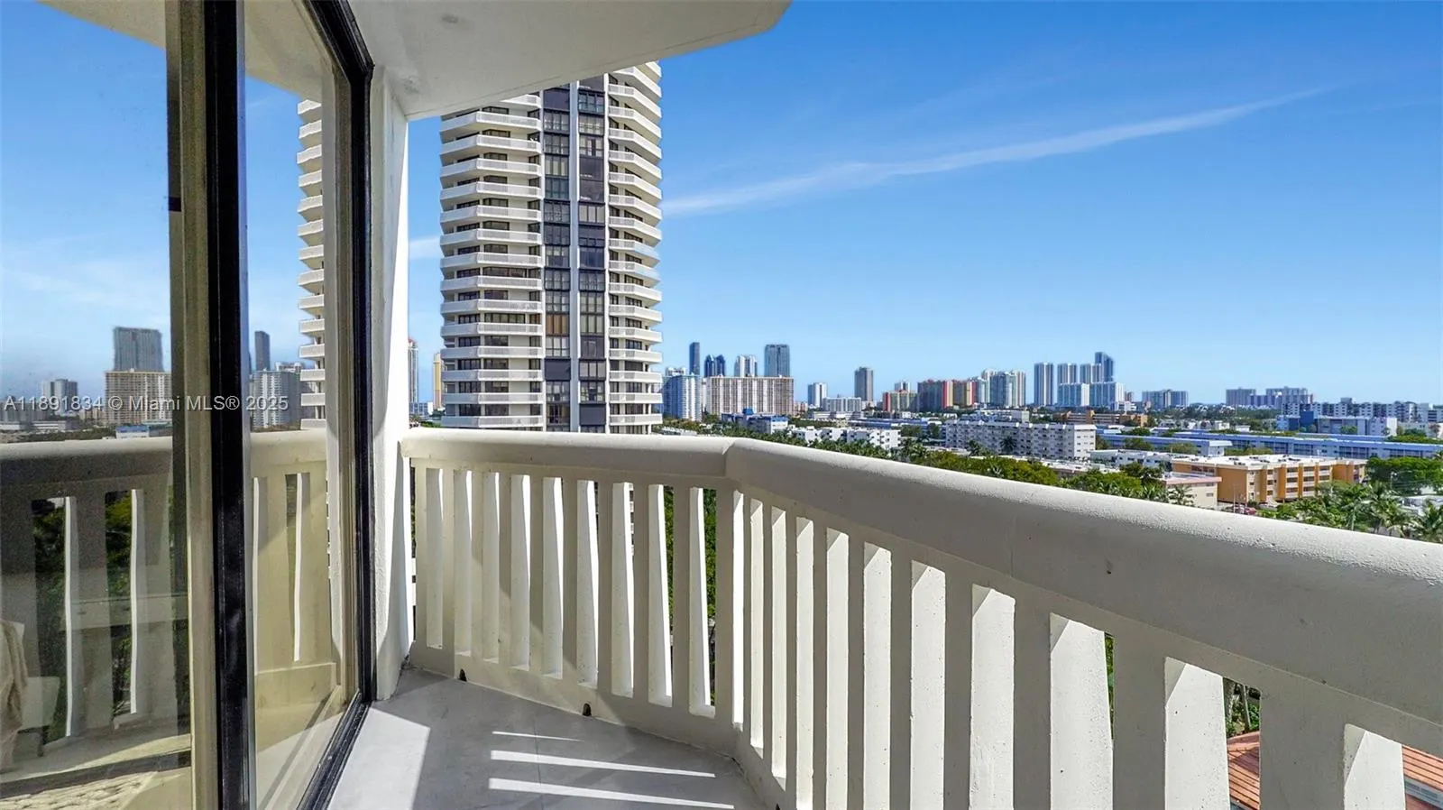 1000 Island Blvd, #1004