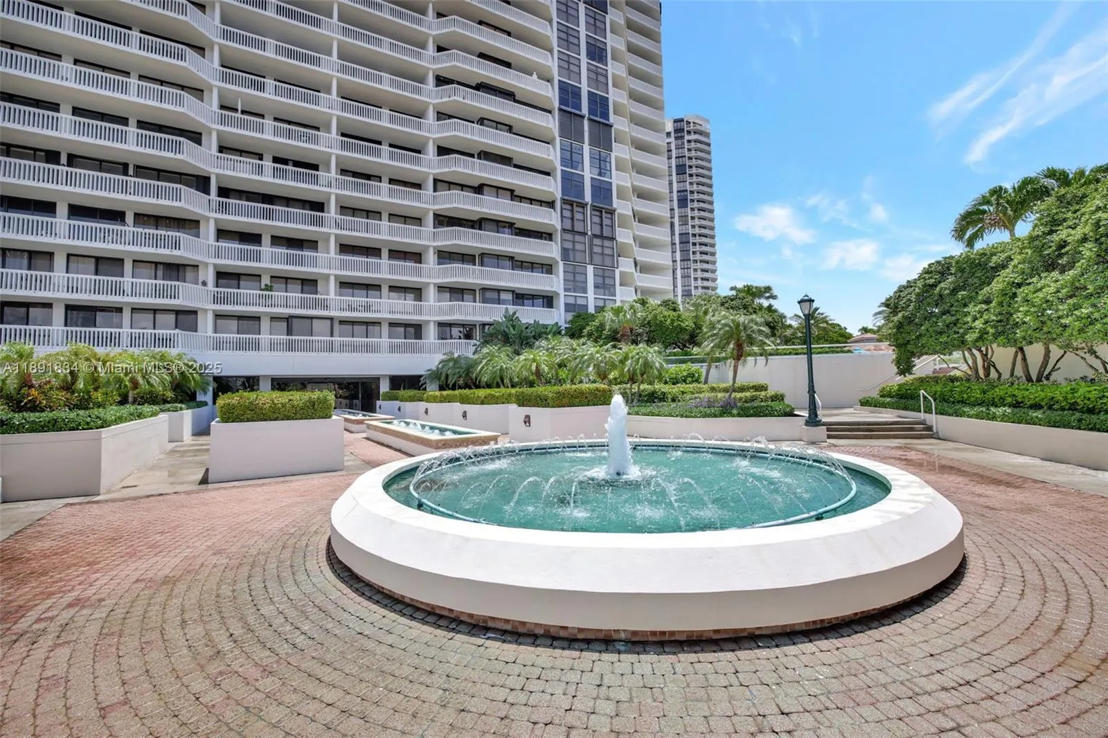 1000 Island Blvd, #1004