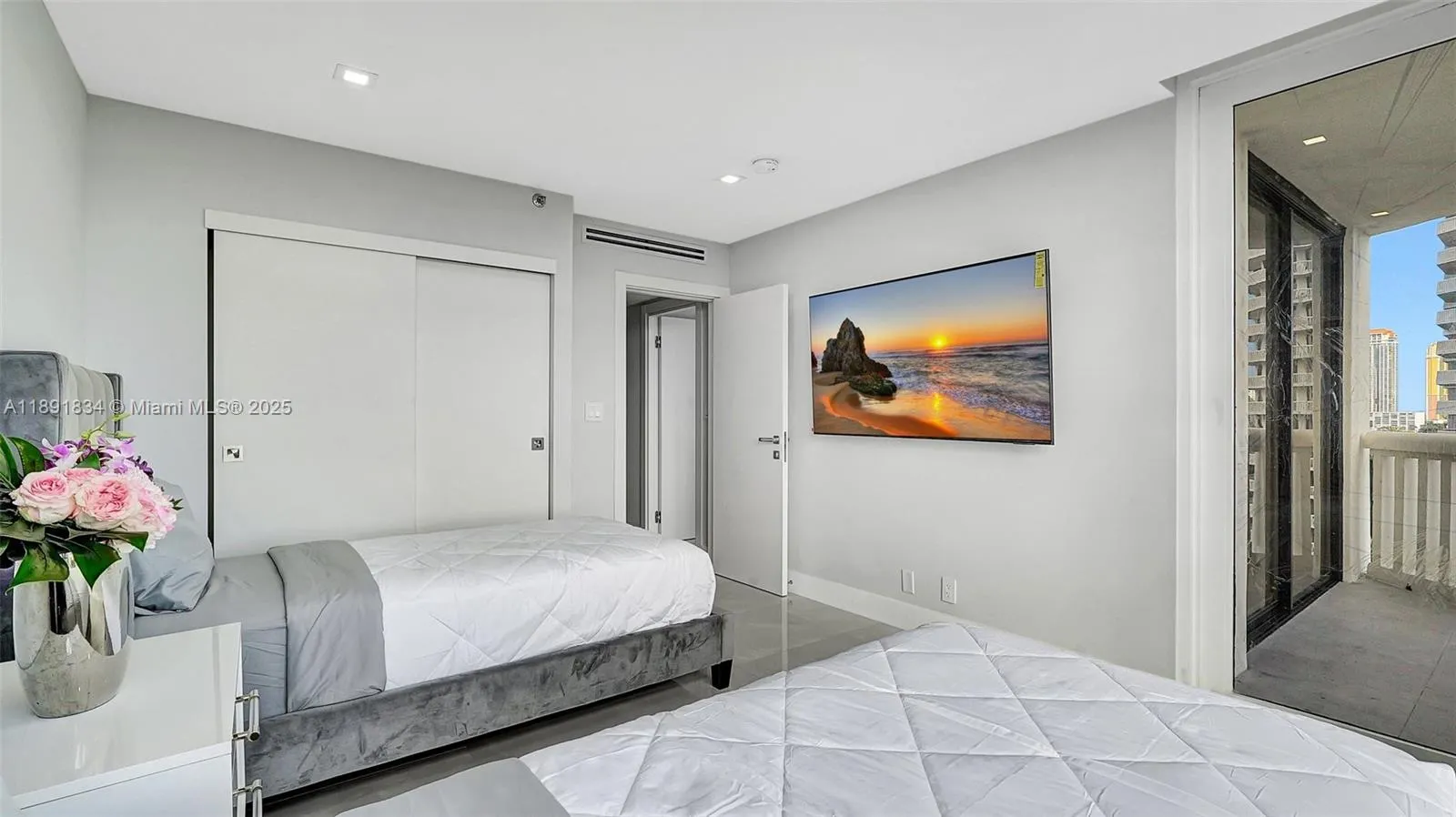 1000 Island Blvd, #1004