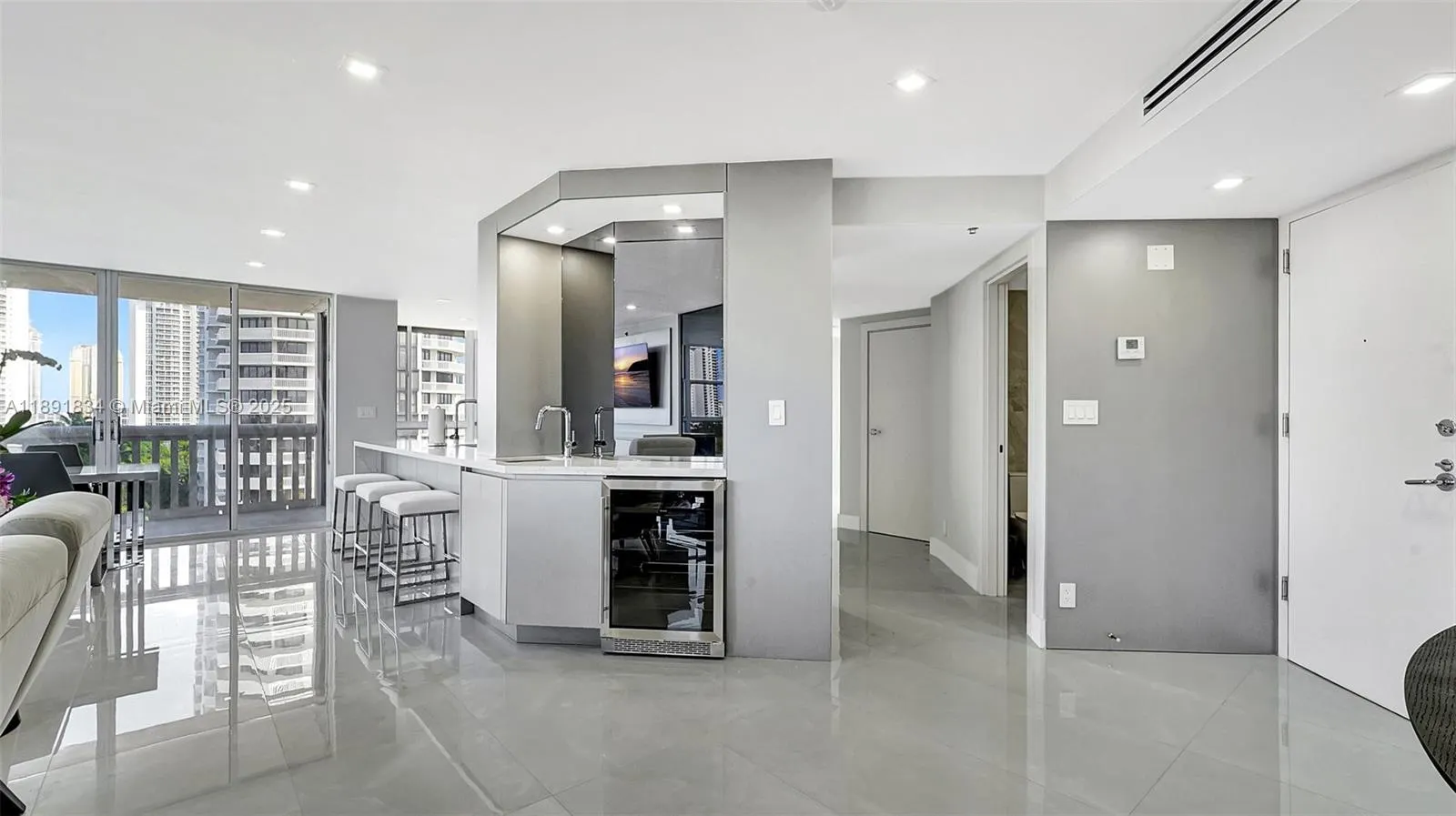 1000 Island Blvd, #1004