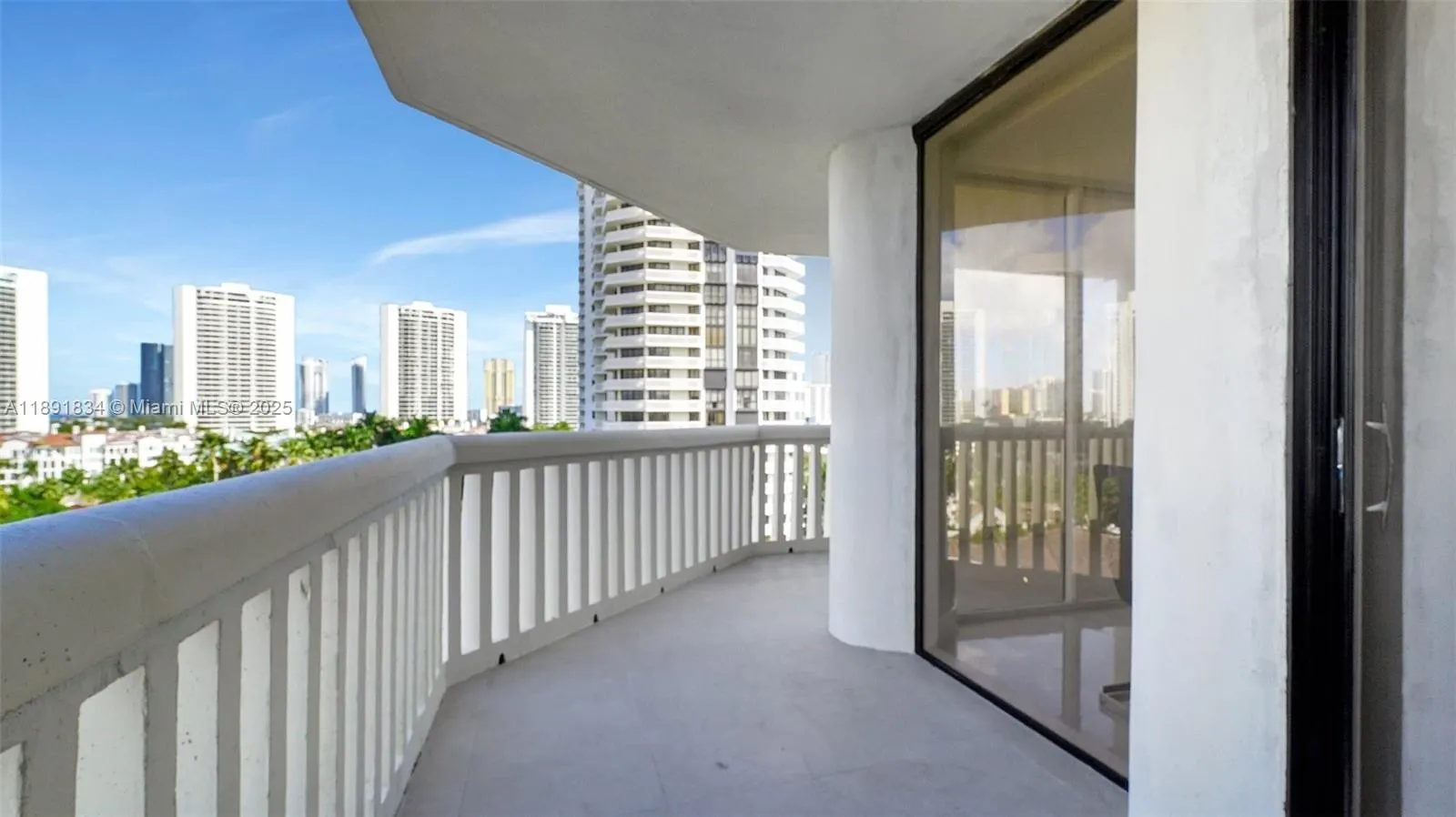 1000 Island Blvd, #1004