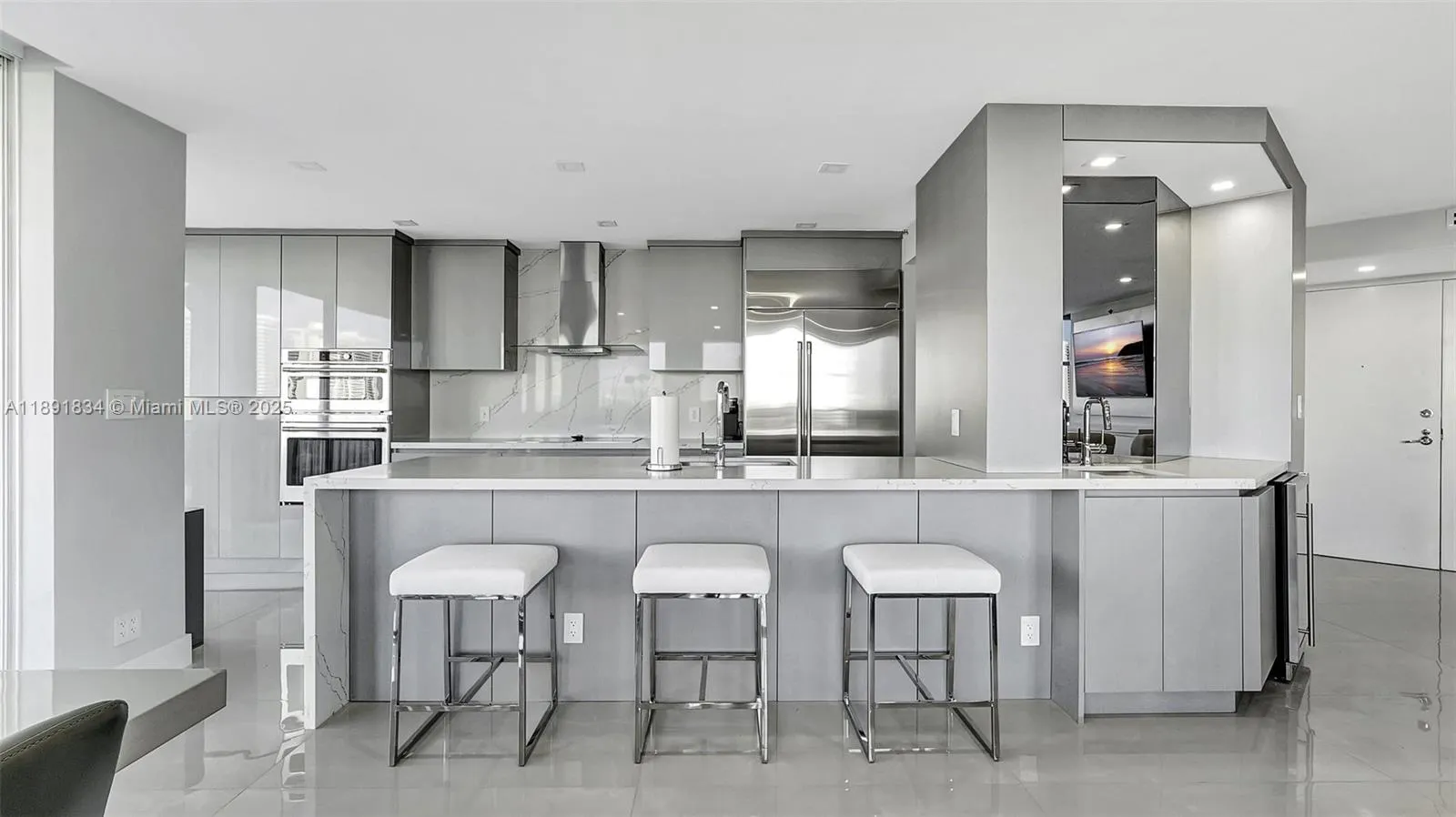 1000 Island Blvd, #1004
