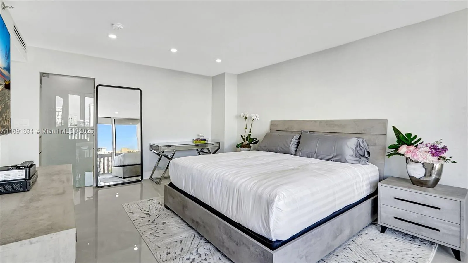1000 Island Blvd, #1004