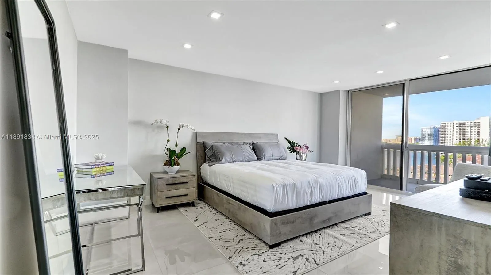 1000 Island Blvd, #1004