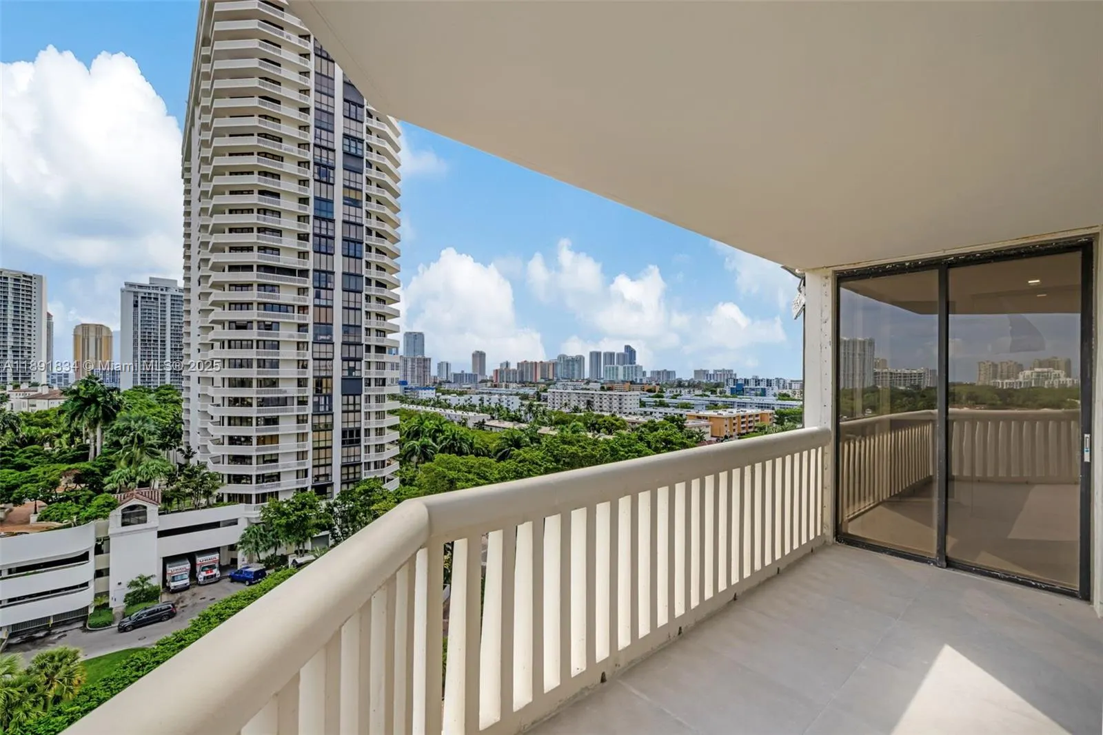1000 Island Blvd, #1004