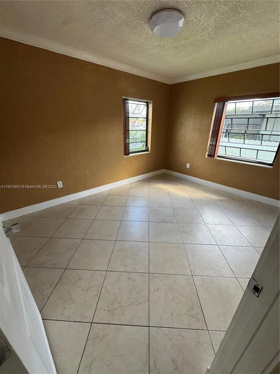 110 W 44th St, #110