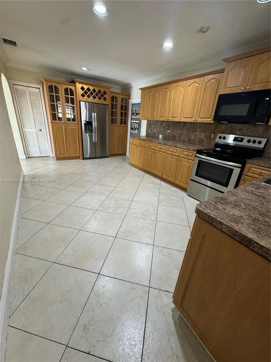 110 W 44th St, #110